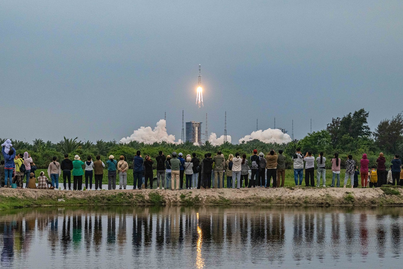China lansează un satelit de retransmisie a semnalelor pentru o misiune pe partea ascunsă a Lunii