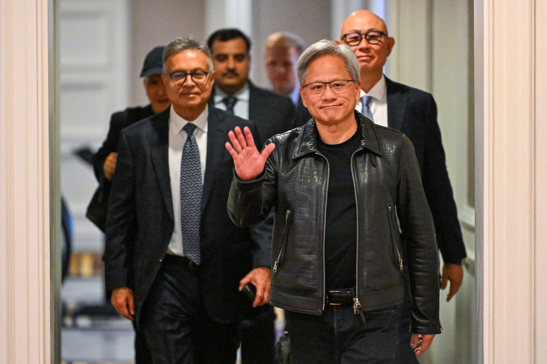 Miliardar „self-made” în SUA, vedetă în țara sa natală: Cine este Jensen Huang, CEO-ul neconvențional al Nvidia