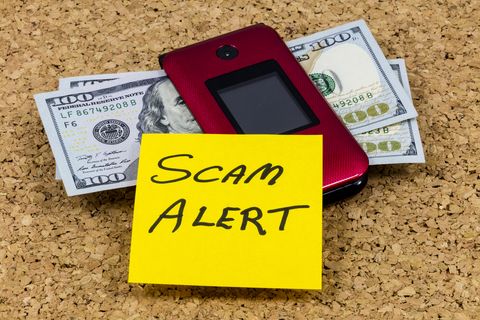 Cum poți fi furat de două ori printr-o nouă fraudă: Falși angajați ai DNSC sună oamenii sub pretextul că-i ajută să-și recupereze banii pierduți