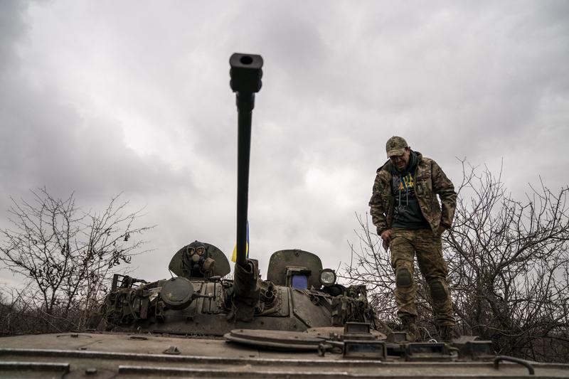 Soldați ucraineni cu un vehicul de luptă BWP în zona Lîman, regiunea Donețk