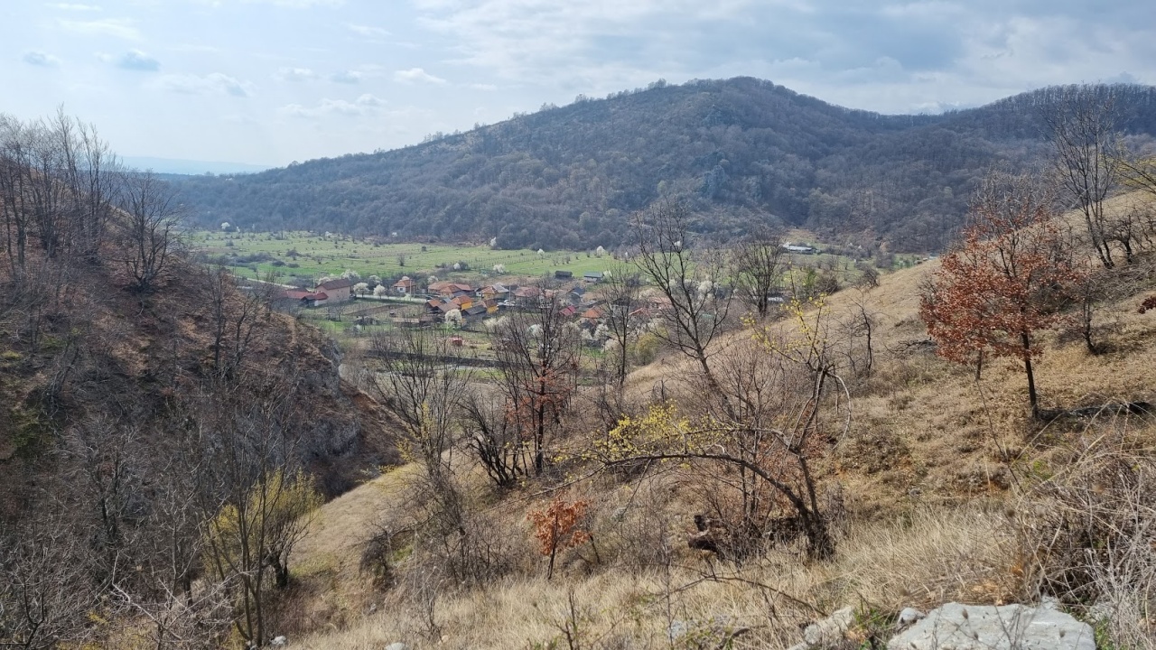 REPORTAJ. „Mutilează peisajul”. Primăria unui sat din Gorj a dat aprobare unui proprietar de firmă cu care are afaceri să radă un munte pentru o carieră de calcar