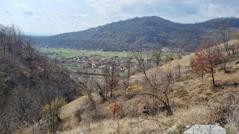 Satul Gureni, comuna Peștișani, unde autoritățile au aprobat o carieră de calcar