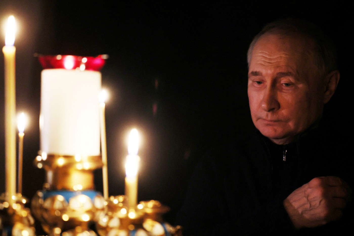 VIDEO Kremlinul publică imagini cu Putin aprinzând lumânări pentru victimele atacului de la Moscova