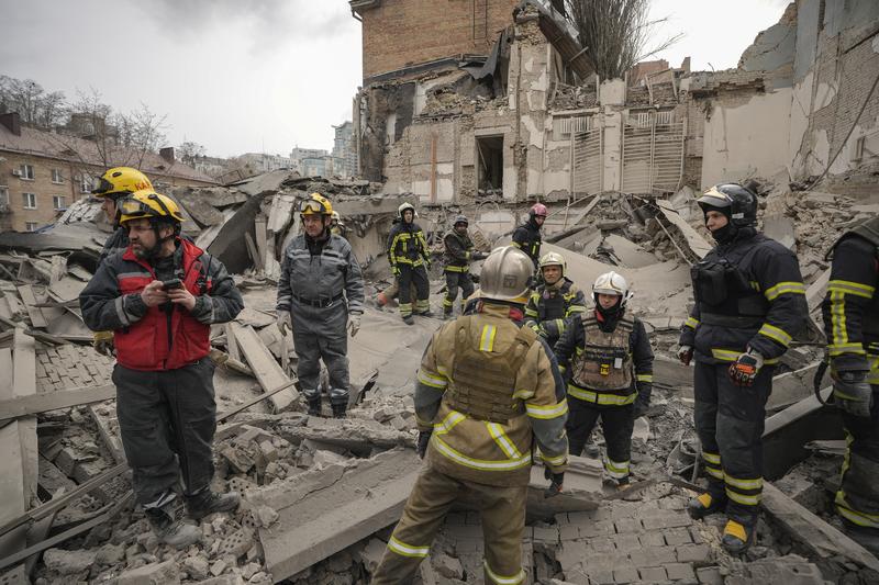 Pompierii ucraineni în Kiev, după un atac rusesc cu rachete balistice