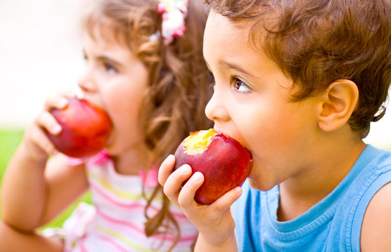 Alimentația ar trebui să fie sursa principală de vitamine și minerale pentru cei mici