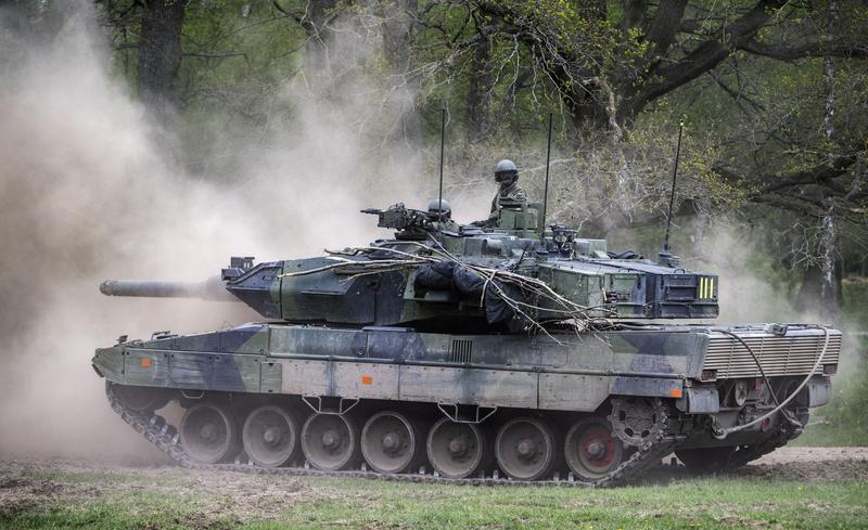 Un tanc Strv 122, în timpul unor manevre militare în Suedia