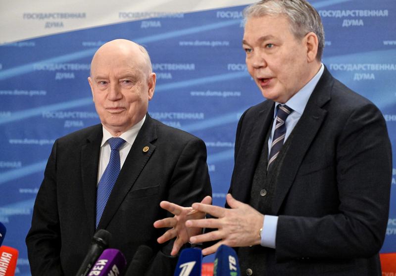 Deputatul rus Leonid Kalasnikov (dreapta)