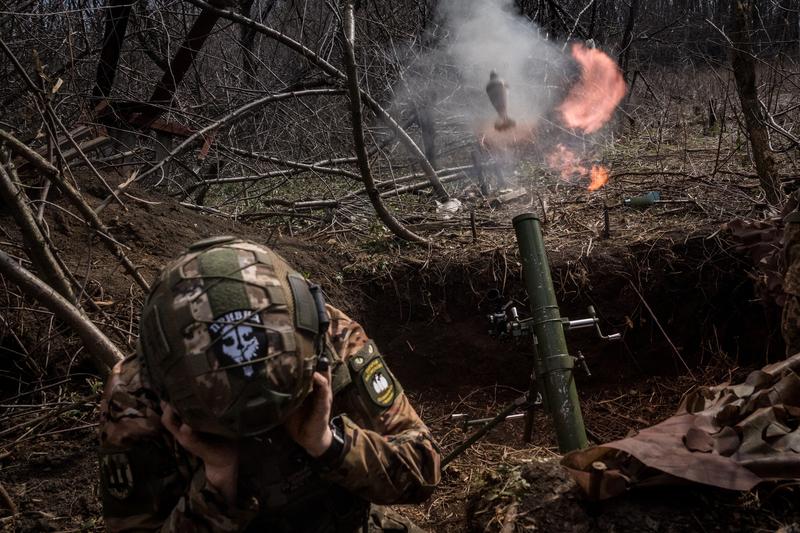 Soldat ucrainean trăgând cu un mortier în zone de lupte Torețk