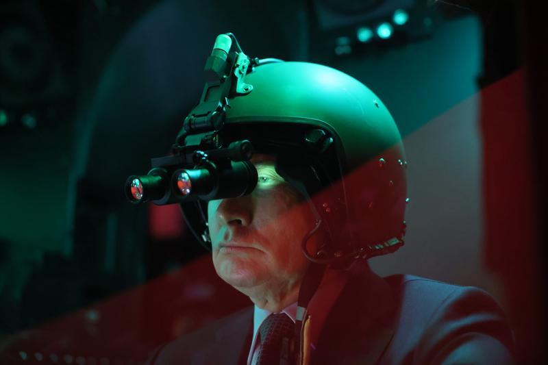 Vladimir Putin în cabina unui simulator de elicopter din Torzhok