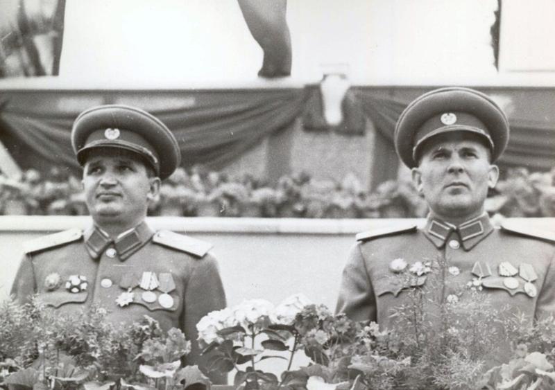 Generalii Nicolae Ceauşescu şi Leontin Sălăjan 
