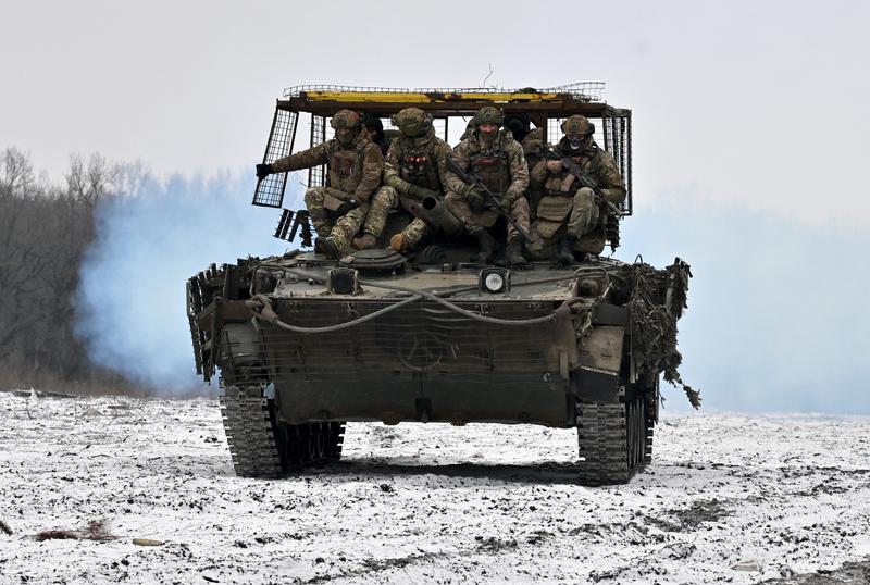 Soldati rusi transportati deasupra unui vehicul blindat BMP