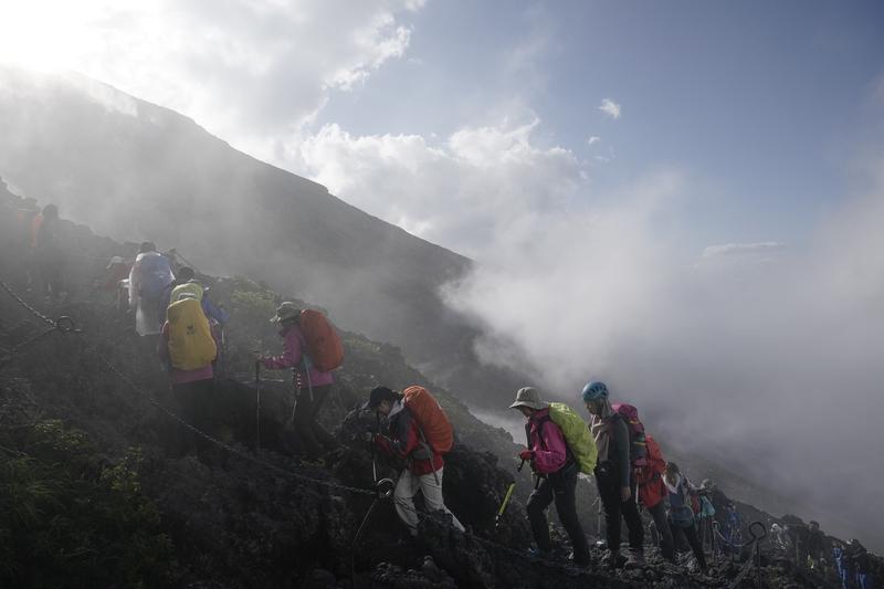 Excursionisti pe Muntele Fuji