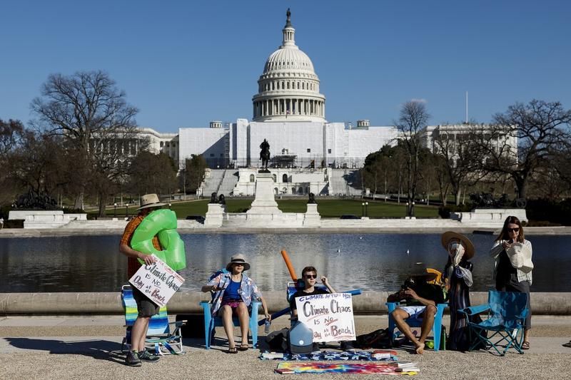 Activiști de mediu, protest în fața Congresului SUA (februarie 2023, Washington, DC)
