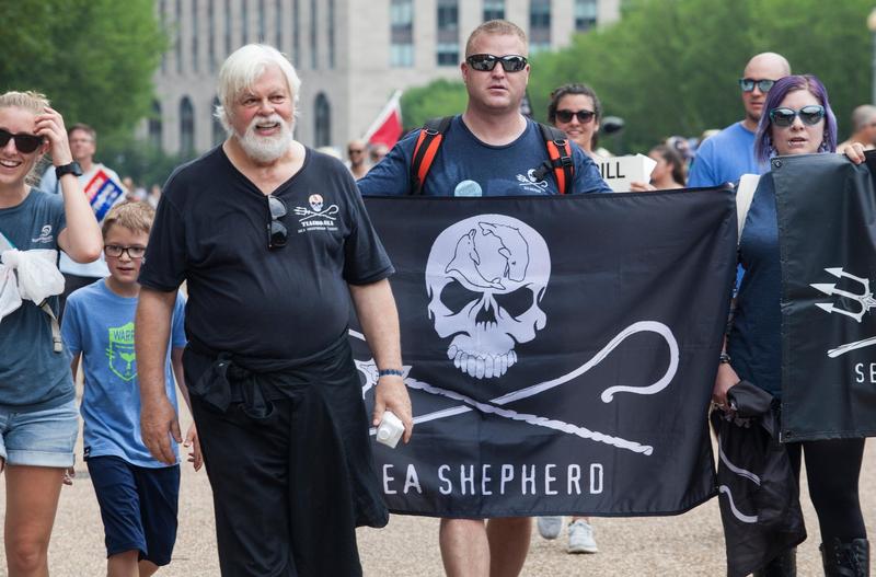 Paul Watson (stanga), fondatorul Sea Shepherd, alaturi de alti activisti de mediu