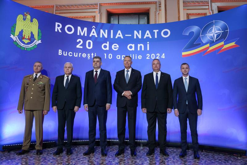 Klaus Iohannis, Marcel Ciolacu si Nicolae Ciuca, la un eveniment de marcare a 20 de ani de la aderarea Romaniei la NATO