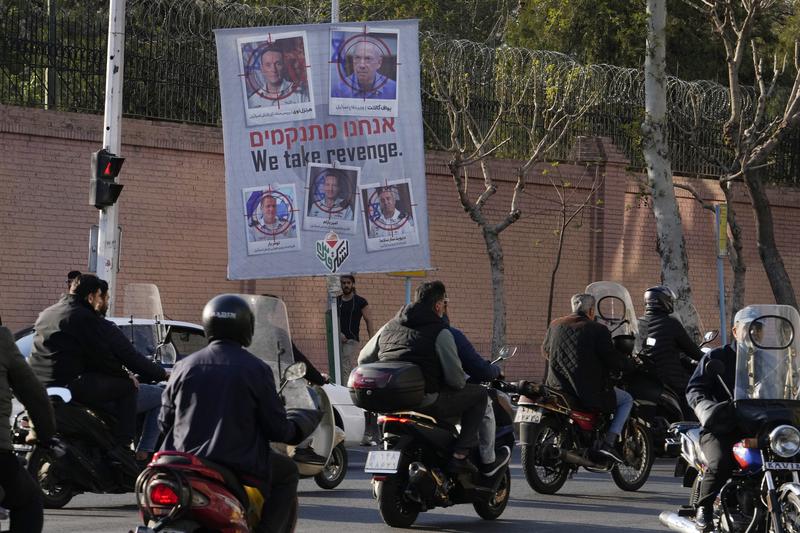 „Ne vom răzbuna”: Banner în Teheran cu ținte desenate pe fețele unor oficiali iranieni