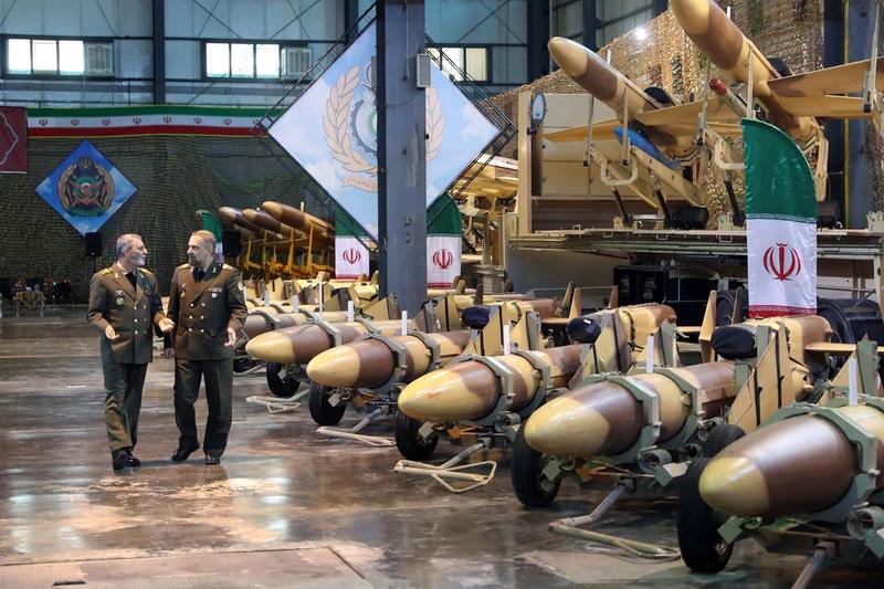 Ministrul iranian al Apărării și șeful armatei, inspectând dronele de fabricație iraniană