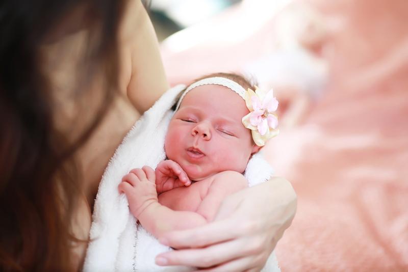 Fetița s-a născut prin cezariană, făcută de medici după declanșarea travaliului