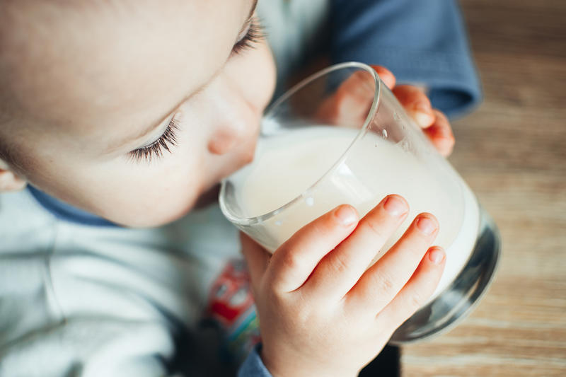 Alergia la lapte a copiilor dispare de regulă înainte de 3 ani
