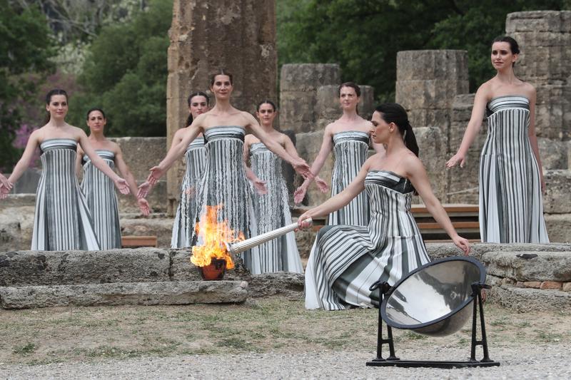 Flacăra Olimpică a fost aprinsă la Archaia Olympia