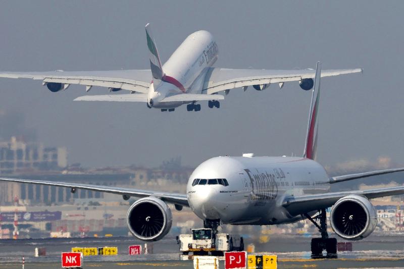 Avioane pe ​aeroportul internaţional din Dubai