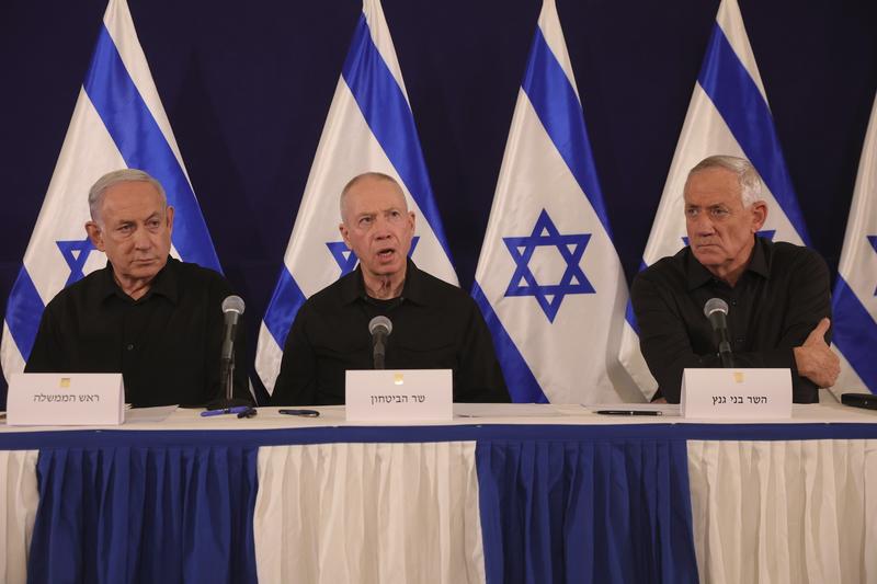 Premierul Benjamin Netanyahu, ministrul apărării Yoav Gallant şi fostul şef al armatei israeliene, Benny Gantz