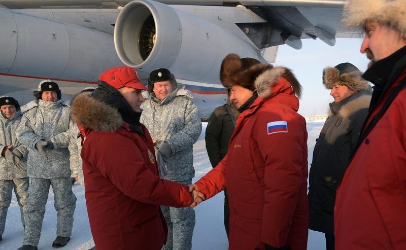 Vladimir Putin si Serghei Soigu intr-o vizita la o baza militara a Rusiei din zona sa Arctica