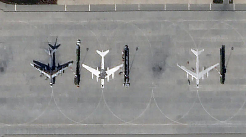 Siluete de bombardiere Tu-95 pictate pe aerodromul militar rusesc Engels