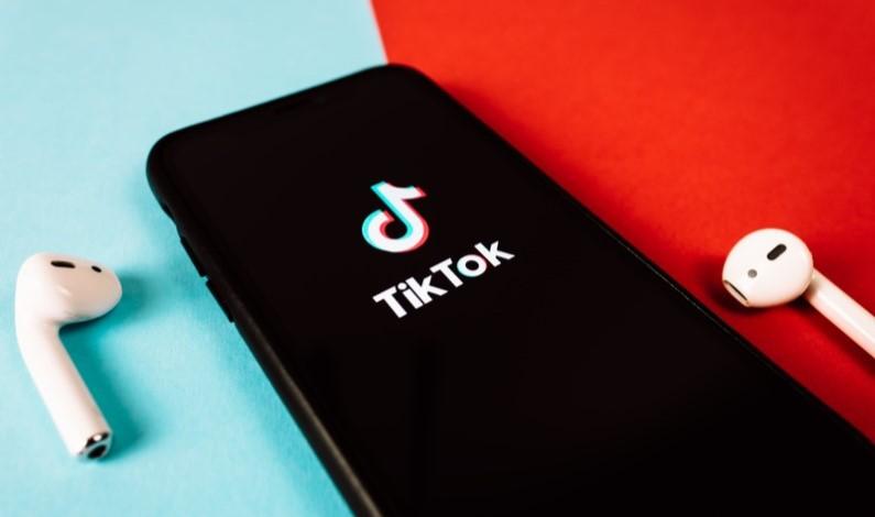 Aplicația TikTok pe telefon