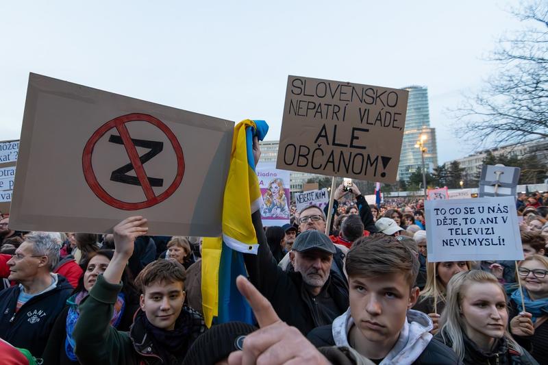 Slovacii protestează la Bratislava împotriva guvernului condus de Robert Fico