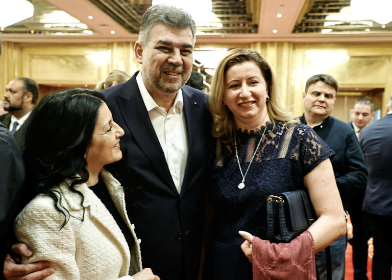 Premierul Marcel Ciolacu și două românce care trăiesc în Qatar
