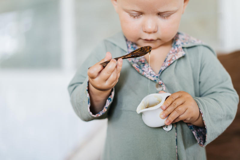 Mierea nu ar trebui dată copiilor sub 1 an din cauza riscului de botulism, însă există și alte alimente la care părinții trebuie să fie atenți