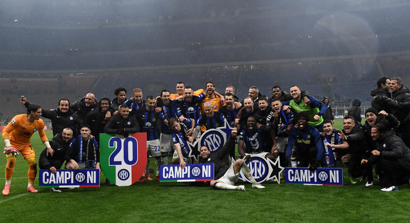 Jucătorii lui Inter celebrează titlul
