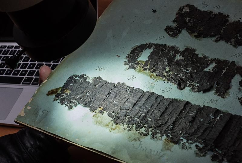 Fragmente de papirus descoperite la Herculaneum