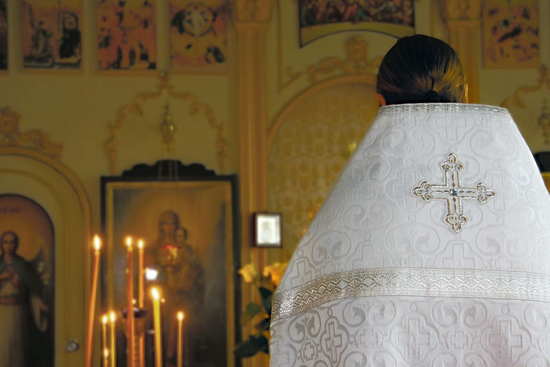 Preot într-o biserică ortodoxă