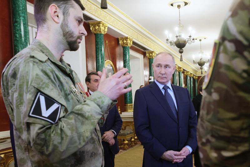 Vladimir Putin alaturi de un grup de soldati rusi invitati la Kremlin