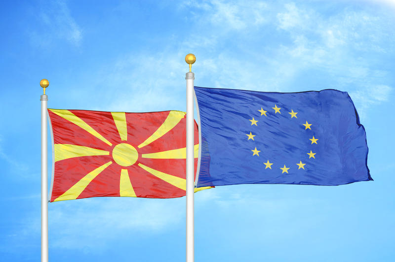 Steagurile Macedoniei de Nord și UE