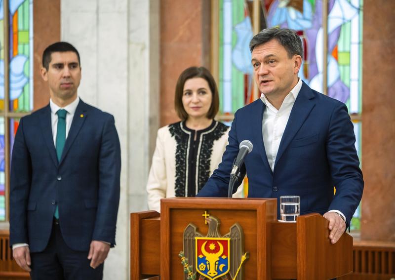 Premierul moldovean Dorin Recean (prim-plan), alaturi de presedintele Maia Sandu si ministrul de externe Mihai Popsoi