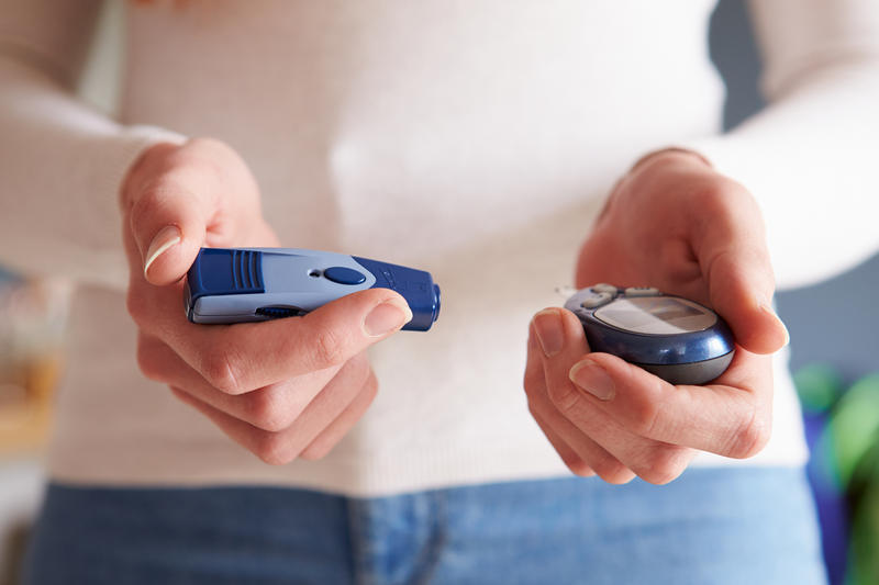Diabeticii trebuie să își urmărească periodic nivelul glicemiei