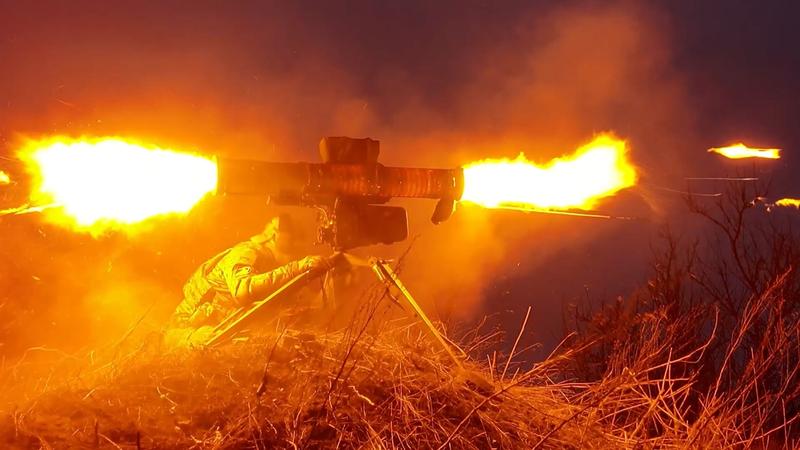 Un militar rus lansează o rachetă anti-tanc, pe frontul din Ucraina