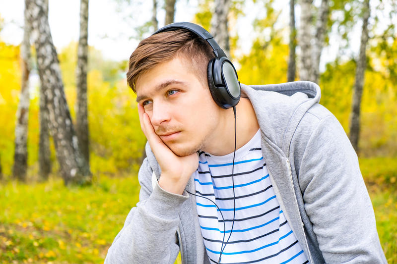 Tristețea resimțită în timp ce asculți muzică poate fi plăcută și poate să amplifice plăcerea de a asculta muzică, spun cercetătorii