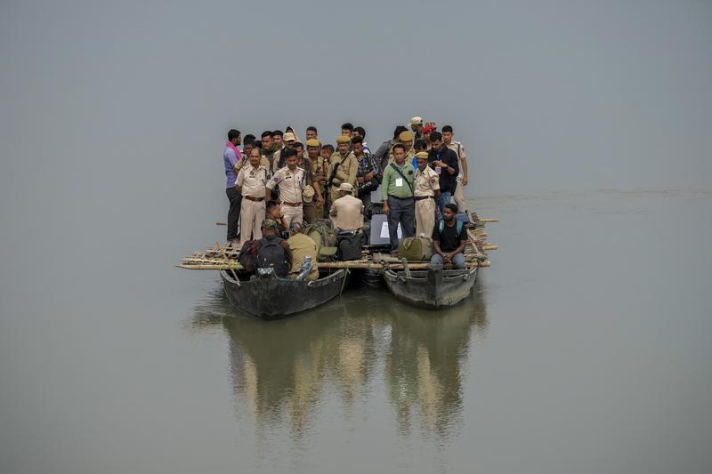 Oficiali electorali indieni traversează râul Brahmaputra pentru a ajunge la o secție de votare