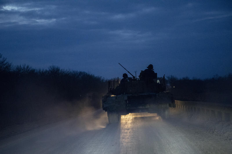 Un tanc  ucrainean pe un drum din centrul satului Ocheretyne, în apropiere de Avdiivka