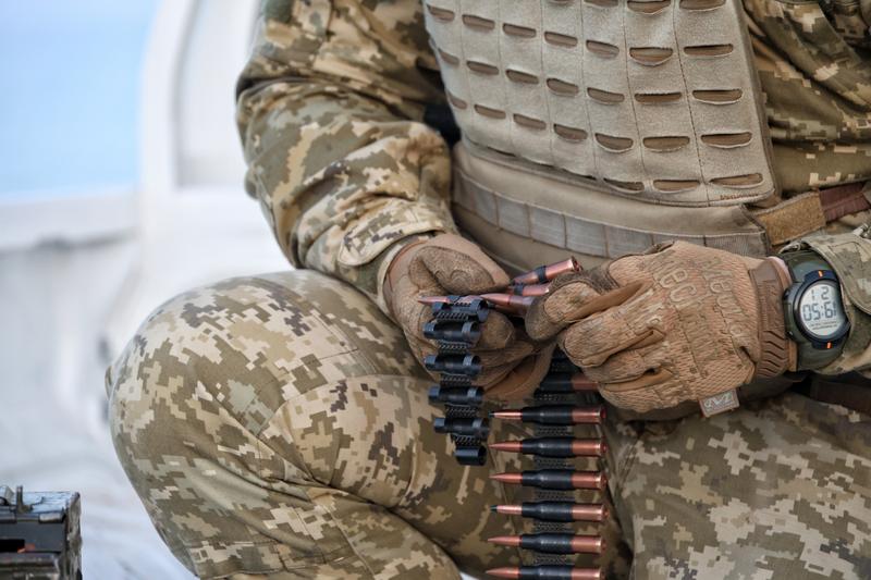 Soldat ucrainean care își pregătește armamentul