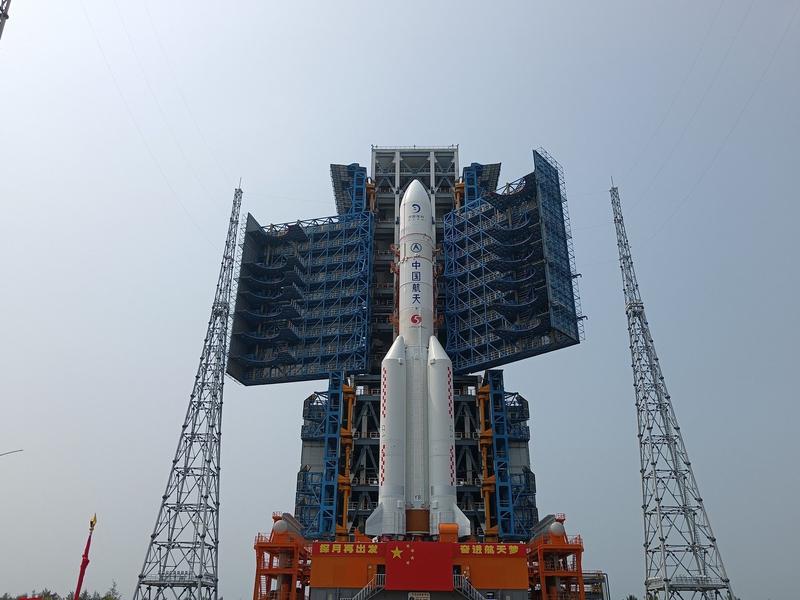 Sonda Chang'e-6 și racheta Long March-5 Y8