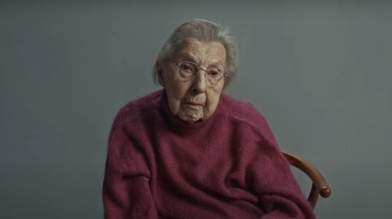 Franțuzoaică povestind o scenă din Al Doilea Război Mondial, într-un clip pentru alegerile europene