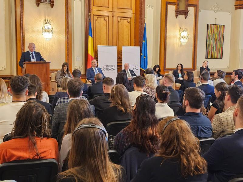 Dezbatere la Parlament organizată de „Tinerii Votează”