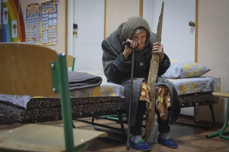 Lidia Lomikovska (98 de ani) a fost nevoită să plece din satul său, atacat de ruşi