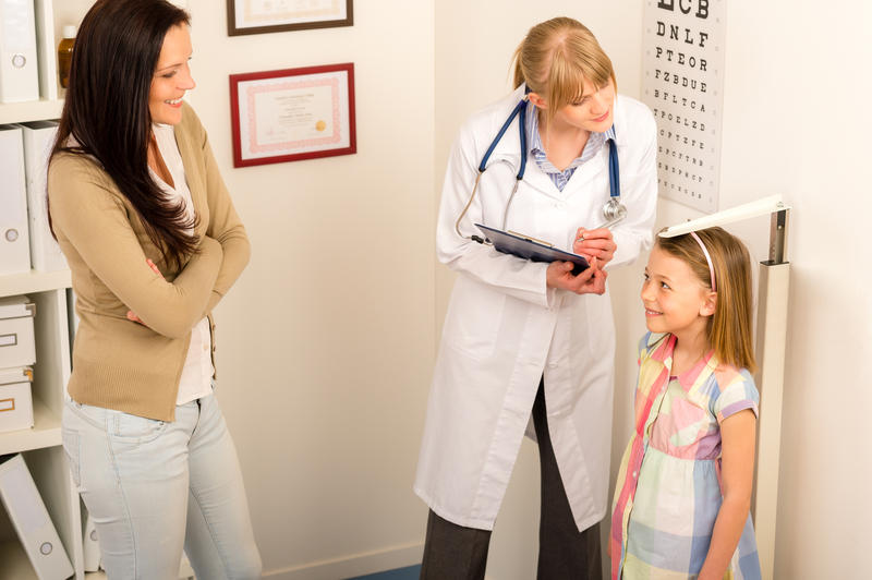 Greutatea și întălțimea copilului trebuie verificate periodic de medic