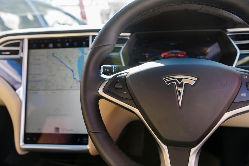 Bordul unei Tesla cu volanul pe dreapta